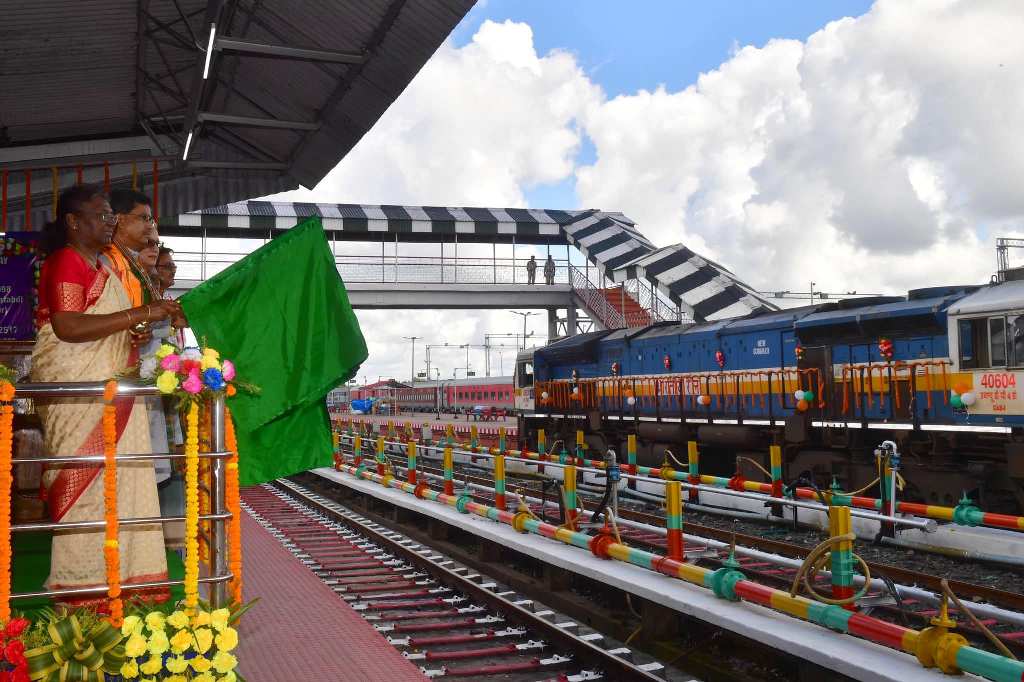 দুটি যাত্রীবাহী ট্রেনের সূচনা করলেন রাষ্ট্রপতি