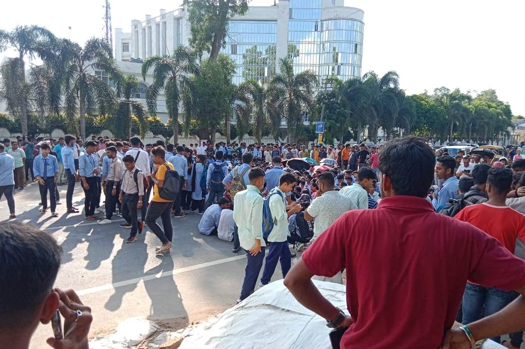 বিশ্ববিদ্যালয়ের সামনে সড়ক অবরোধ পড়ুয়াদের