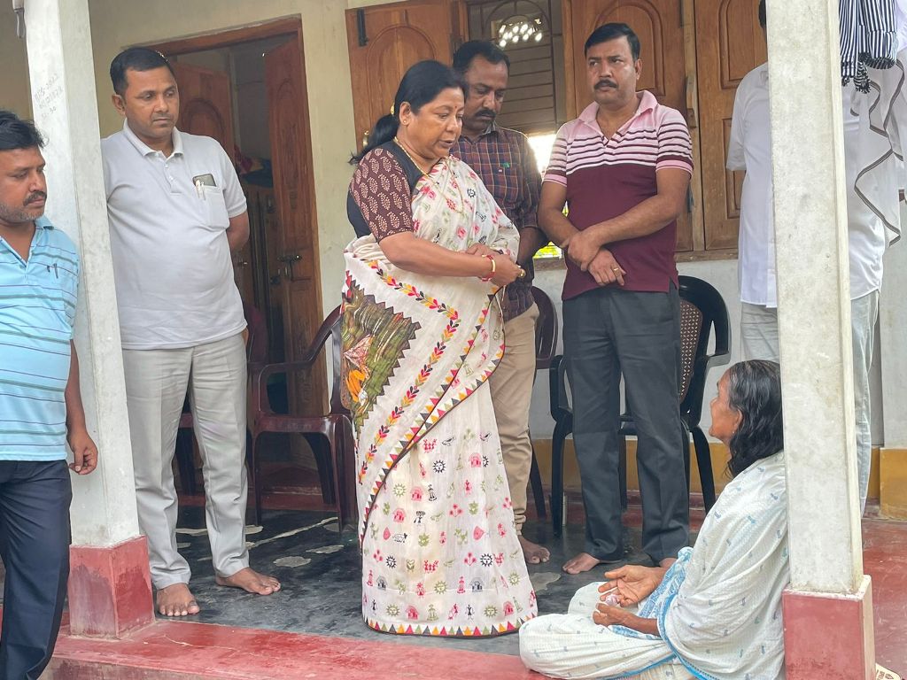 হাতির আক্রমণে নিহত পরিবারের হাতে আর্থিক সাহায্য 