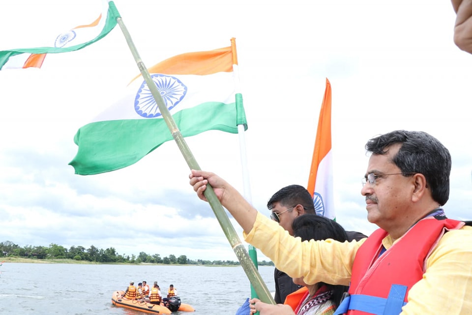 সুউচ্চ তোরণে জাতীয় পতাকা উত্তোলন করেন মুখ্যমন্ত্রী 