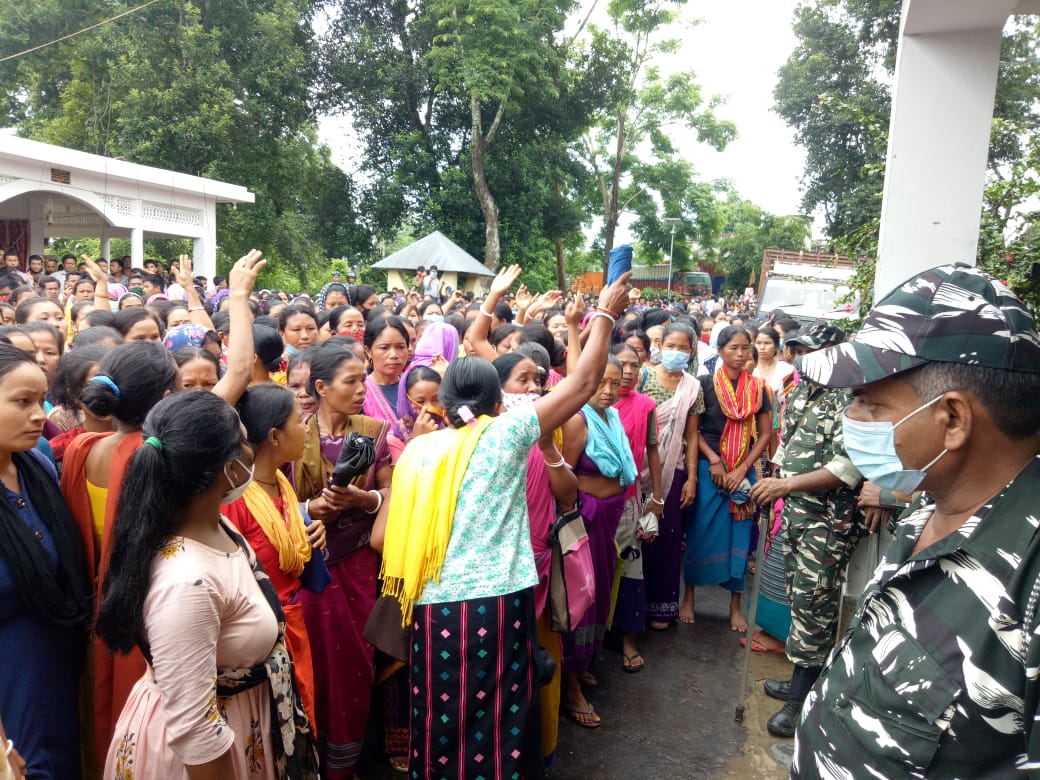 তিপ্রা মথার সুড়সুড়ি, গণহত্যা কাণ্ডে অভিযুক্তদের মুক্তির দাবি, ঘেরাও থানা 