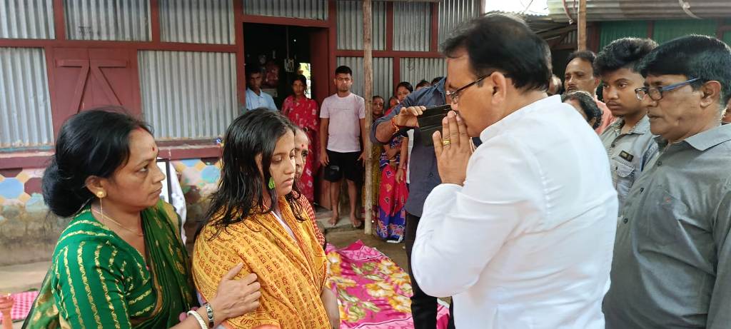 দুর্ঘটনায় মৃত্যু হওয়া যুবকের বাড়িতে অর্থমন্ত্রী