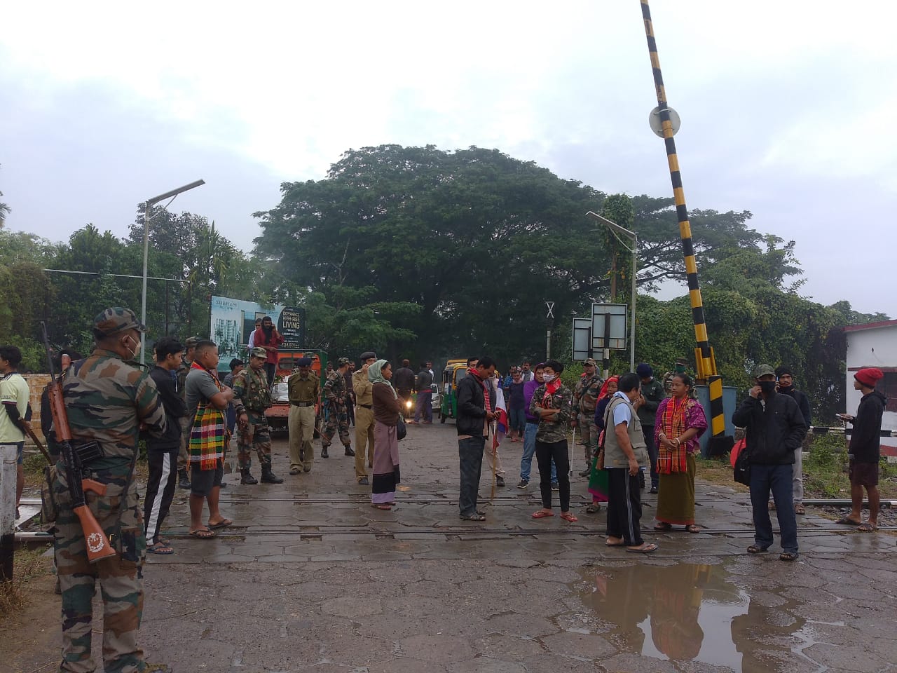 বনধের সমর্থনে জাতীয় সড়ক অবরোধে টিপিএফ