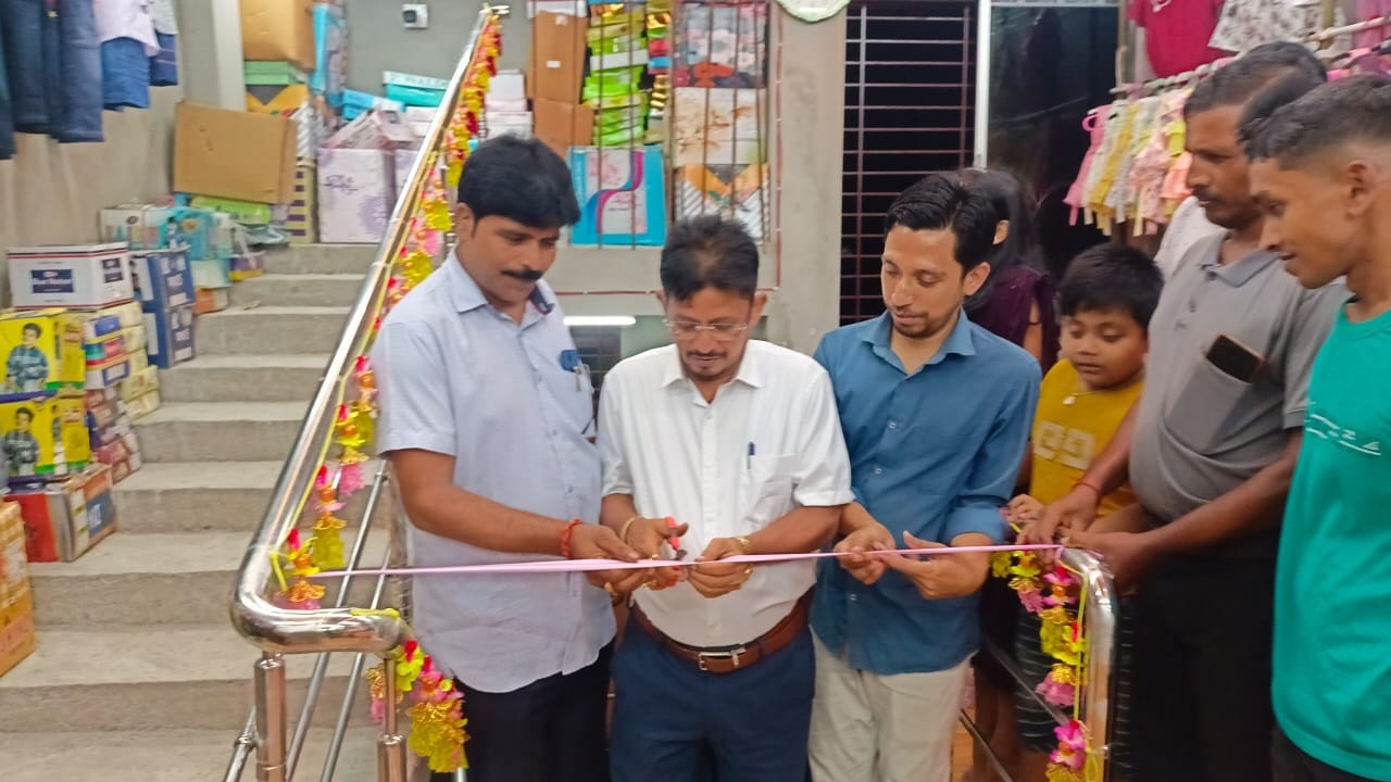 কল্যাণপুরে নতুনভাবে পথচলা শুরু লোকনাথ বস্ত্রালয়ের 