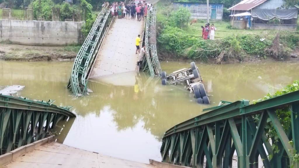 লোহার ব্রিজ ভেঙ্গে নদীতে পড়লো পাথর বোঝাই লরি