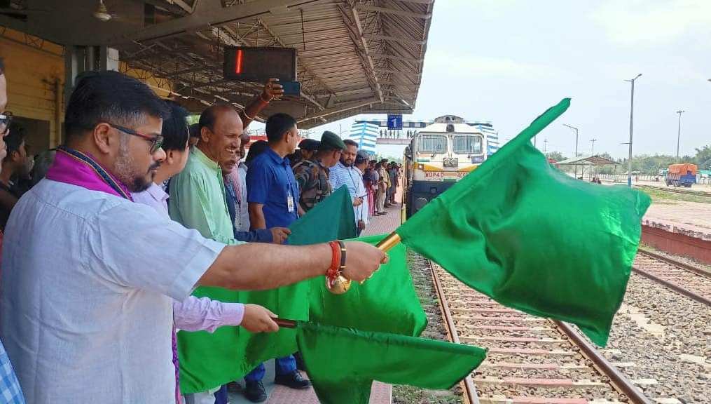 সুশান্তর দাবি মেনে জিরানীয়া স্টেশনে স্টপেজ চালু এক্সপ্রেস ট্রেনের