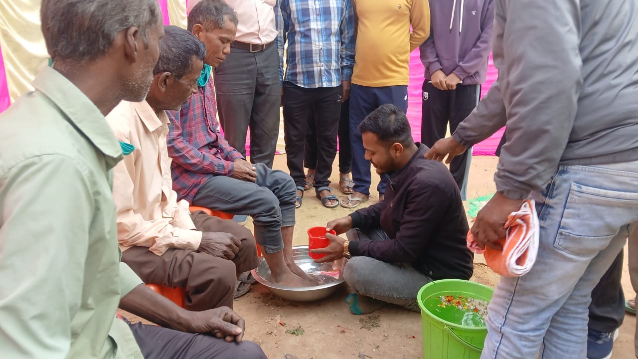 সাফাই কর্মীদের পা ধুয়ে সম্মান জানালো একতা সংঘ