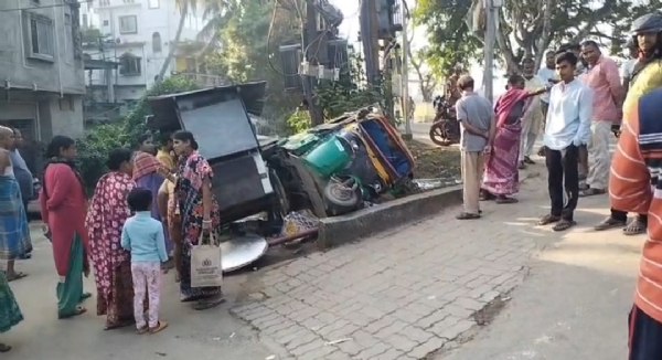 অটো উল্টে আহত ২