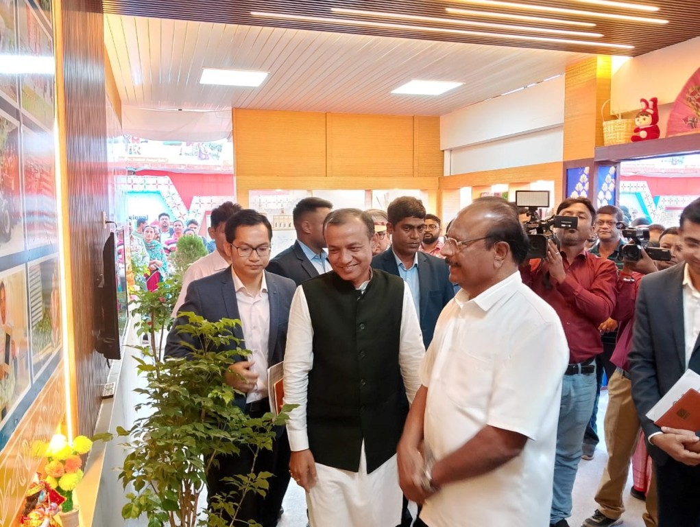 সরস মেলা পরিদর্শনে রাজ্যপাল