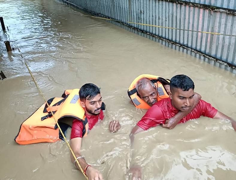 অবিরাম বর্ষণে বিপর্যস্ত গোটা রাজ্য, মৃত্যু ৫ জনের