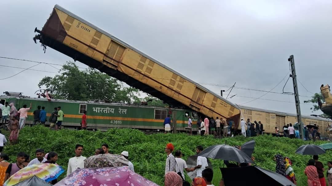 ভয়াবহ দুর্ঘটনাগ্রস্ত কাঞ্চনজঙ্ঘা