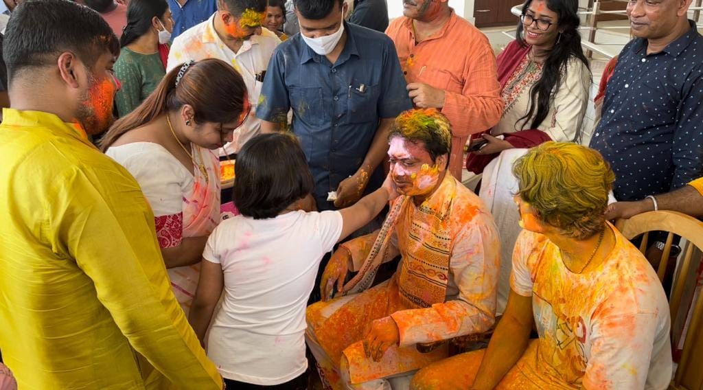 'ওরে গৃহবাসী খোল দ্বার খোল লাগলো যে দোল'