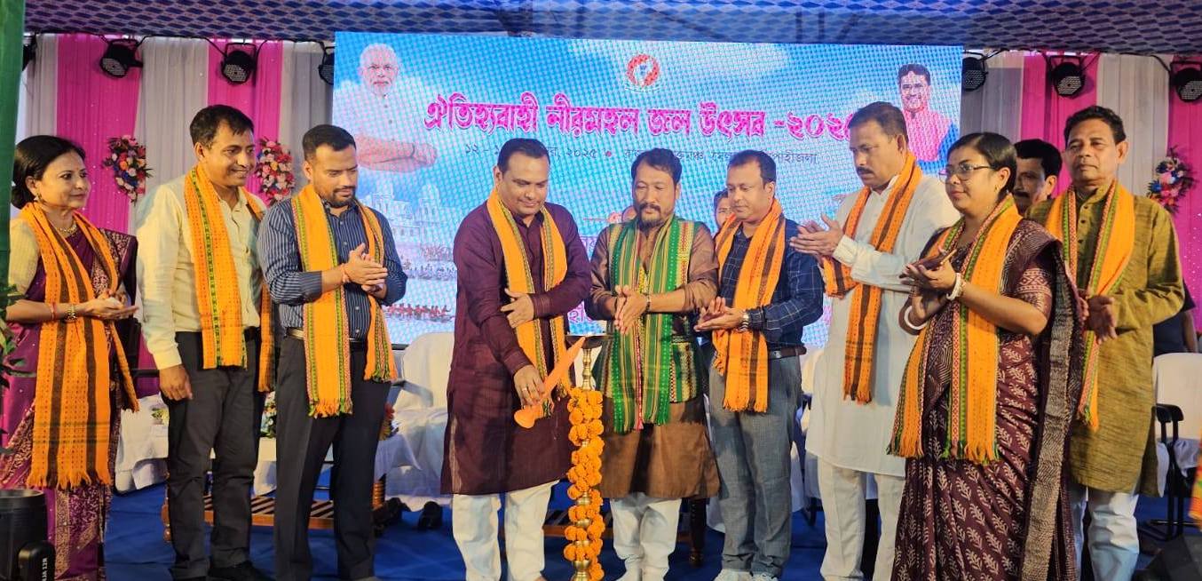 রুদ্রসাগরকে ঘিরে এই এলাকার মানুষের প্রত্যাহিক জীবনযাত্রার প্রতিচ্ছবি নীরমহল জল উৎসব : উচ্চশিক্ষামন্ত্রী