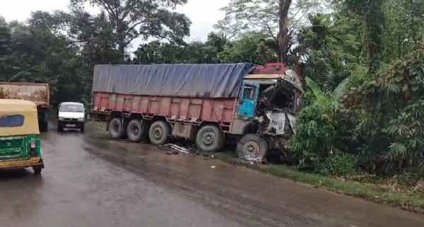 বড়মুড়া পাহাড়ে দুই লরির মুখোমুখি সংঘর্ষ 