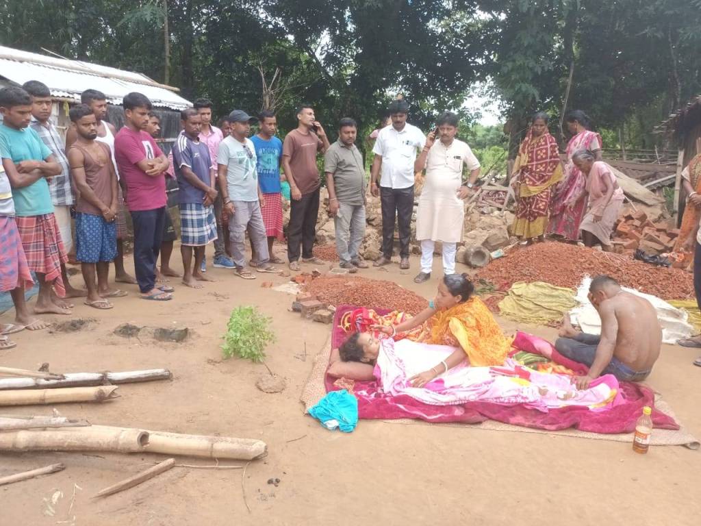 মাটির দেওয়াল ধ্বস পরে মৃত্যু মহিলার