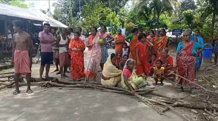 হাতির সমস্যার সমাধানে দাবিতে সড়ক অবরোধ