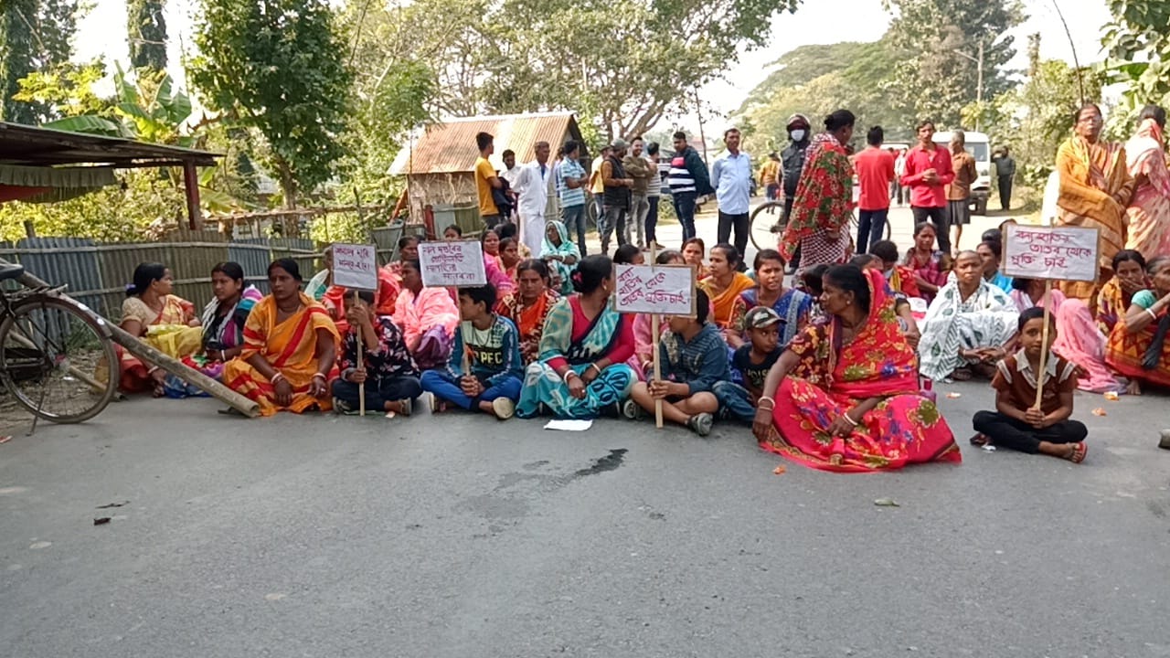 বন্য হাতির আক্রমণের প্রতিবাদে জাতীয় সড়ক অবরোধ