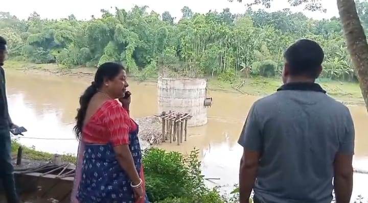 খোয়াই নদীতে নির্মীয়মান ইনটেক ওয়ালের কাজ পরিদর্শনে বিধায়িকা 