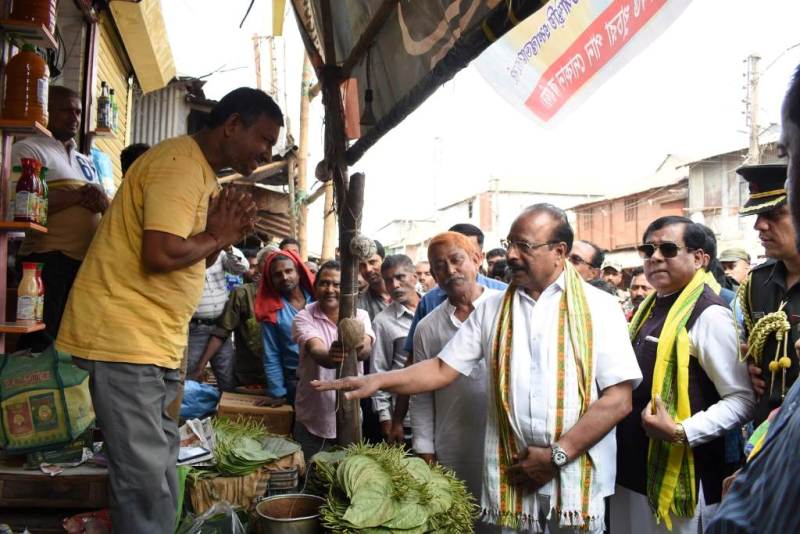 মহারাজগঞ্জ বাজার পরিদর্শনে রাজ্যপাল