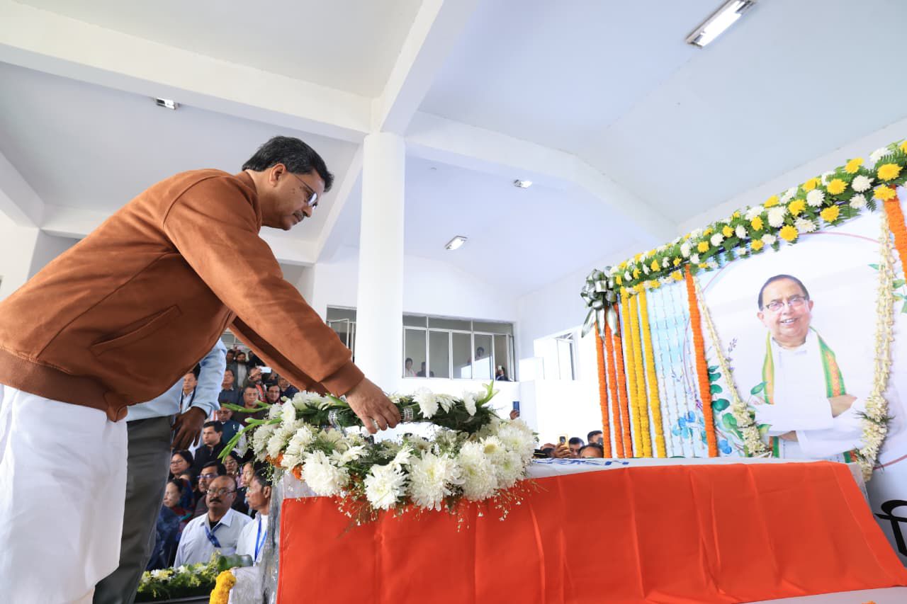 প্রয়াত অধ্যক্ষের প্রতি শেষ শ্রদ্ধা নিবেদন মুখ্যমন্ত্রীর 