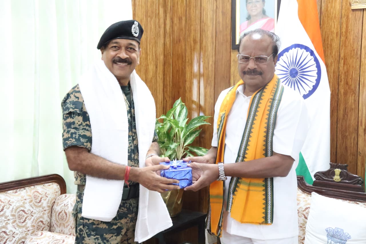 রাজ্যপালের সাথে সাক্ষাৎ করেন বিএসএফ'র ইস্টার্ন কমান্ডের এসডিজি