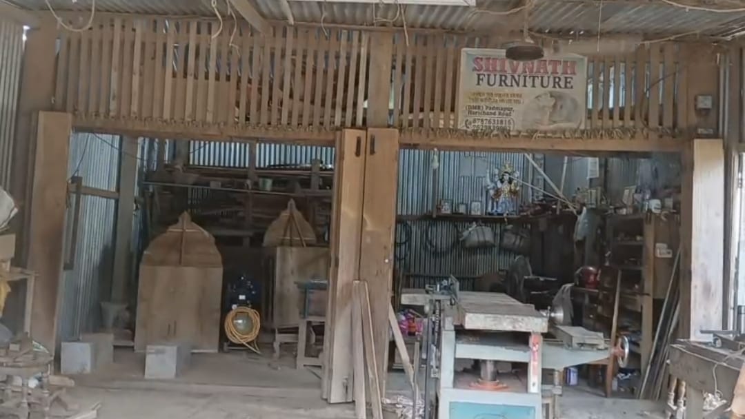 অবৈধ কাঠ ছেঁড়ার মেশিন আটক 