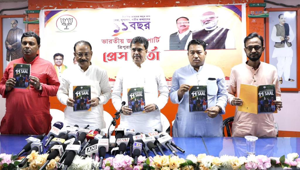 সাফল্যের সম্বলিত পুস্তিকার আবরণ উন্মোচন করেন মুখ্যমন্ত্রী