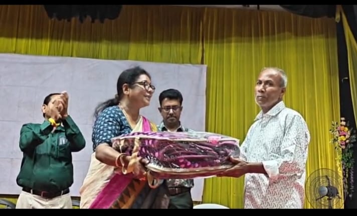 দুস্থ মানুষের মাঝে কম্বল বিতরণ বিধায়িকার 