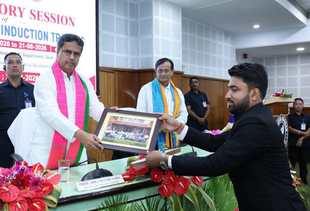 আধিকারিকদের সততার মধ্য দিয়ে কাজ করে জনগণ ও প্রশাসনের মধ্যে সেতুবন্ধন তৈরী করতে হবে : মুখ্যমন্ত্রী 