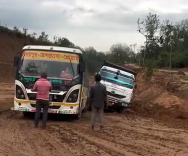 প্রবল বর্ষায় মরণফাঁদ খোয়াই-আগরতলা জাতীয় সড়ক