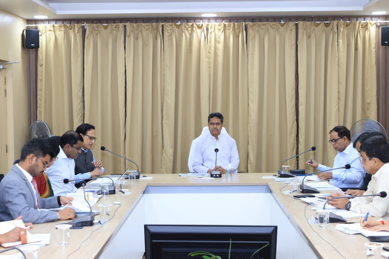 জনকল্যাণমুখী বিভিন্ন প্রকল্পের কাজ সময়মতো শেষ করার আহ্বান মুখ্যমন্ত্রীর 