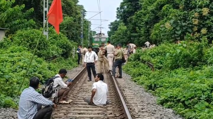 ফের স্তব্ধ আসাম-আগরতলা জাতীয় সড়ক ও রেলপথ