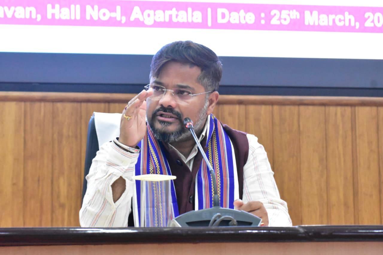 রাজ্যে গ্যাস, পেট্রোলের মজুত নিয়ে যাতে বিভ্রান্তি না ছড়ায় সেদিকে নজর দিতে হবে: খাদ্যমন্ত্রী