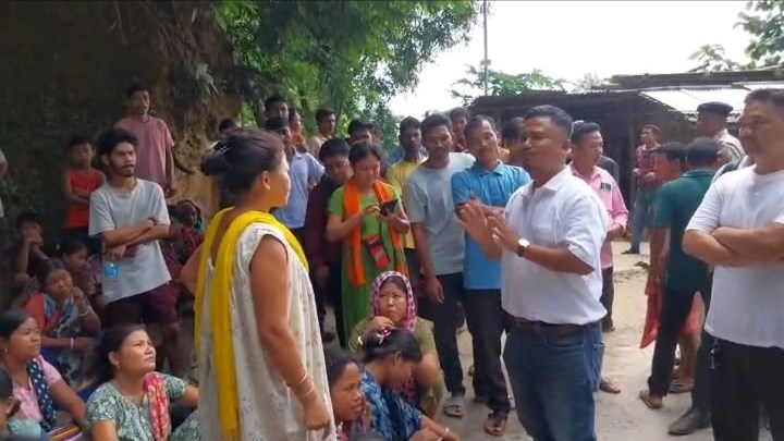 সাত দিন ধরে পানীয় জল নেই, ক্ষোভে জাতীয় সড়ক অবরোধ! ৩৬ মাইলে আটকে মন্ত্রী, তীব্র যানজটে নাকাল যাত্রীরা