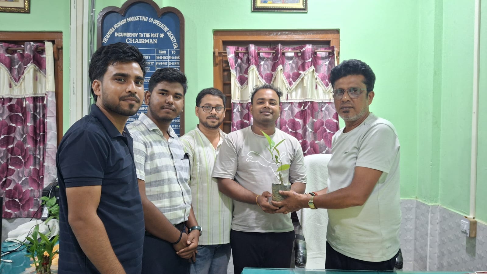 চারা গাছ বিতরণ নবচিন্তন ওয়েলফেয়ার সোসাইটির 