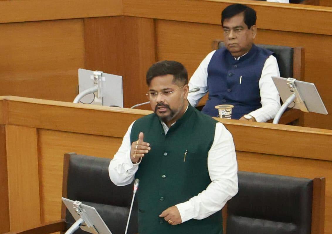 বিমানবন্দর ও রেলস্টেশনে অনলাইন ক্যাব বুকিং পরিষেবা চালু করা হবে: পরিবহণমন্ত্রী