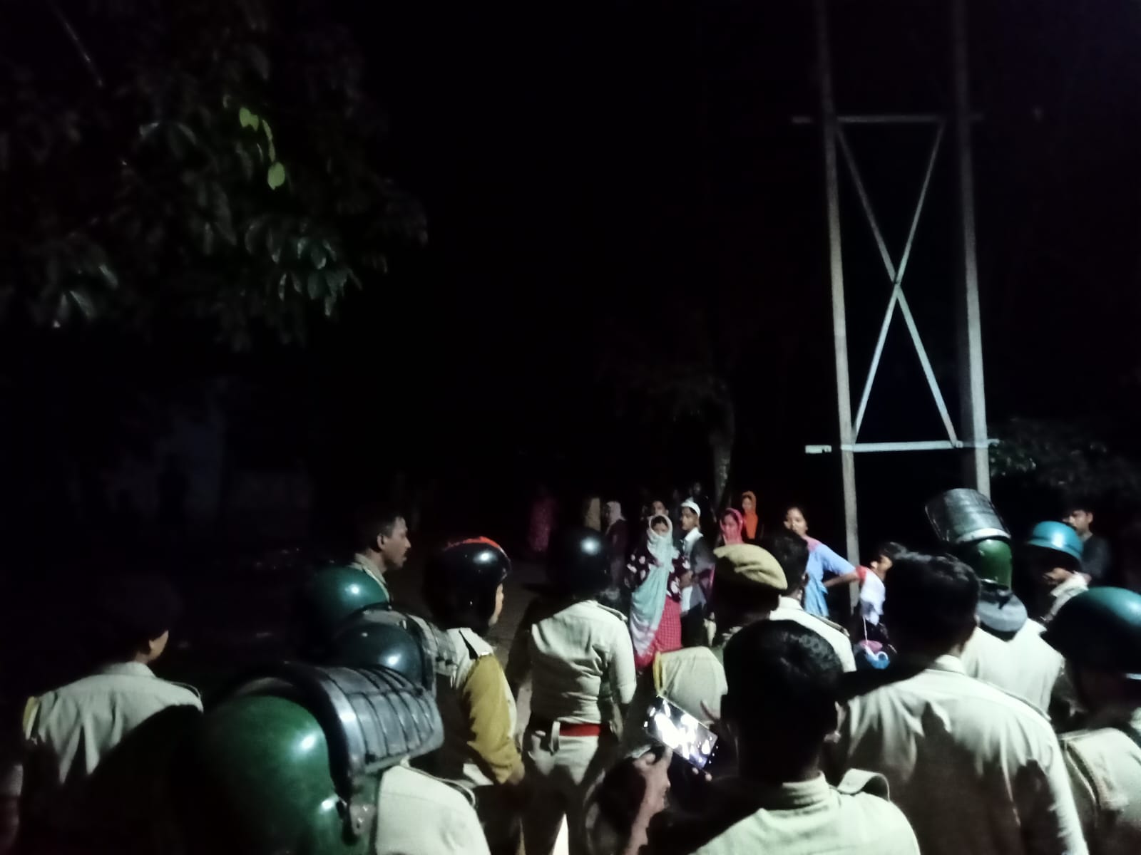গাঁজা বিরোধী অভিযানে গিয়ে গ্রামবাসীদের বাঁধার মুখে পুলিশ