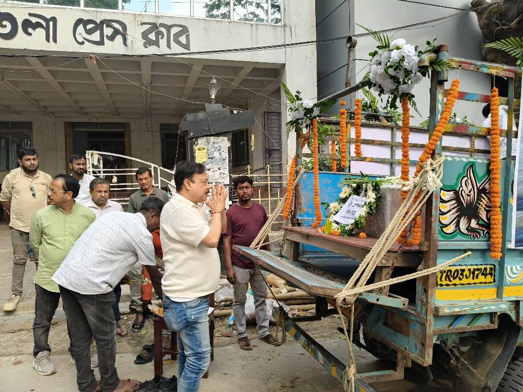 কফিনবন্দী সাংবাদিকের মরদেহ ফিরলো রাজ্যে, চোখের জলে শেষ বিদায় জানালেন সহকর্মীরা