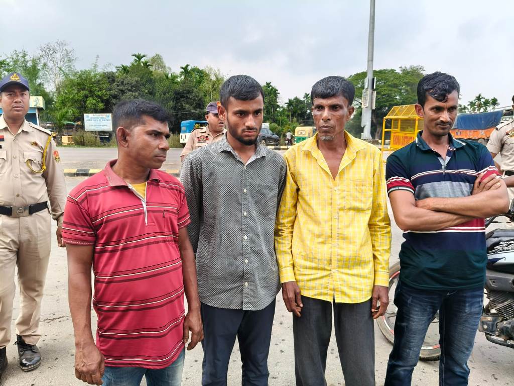 পুলিশের জালে ৪ বাংলাদেশী নাগরিক