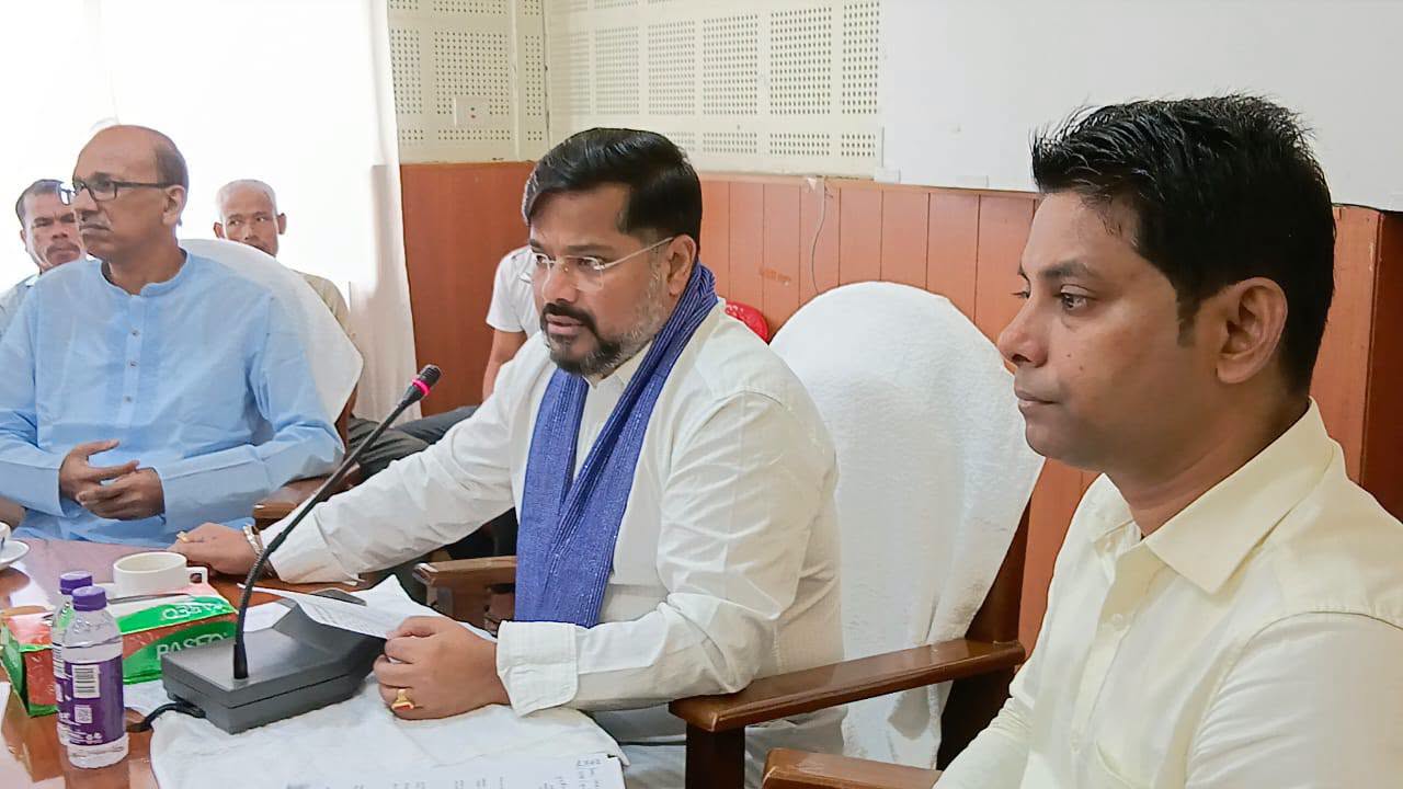 পর্যটনমন্ত্রীর সভাপতিত্বে জিরানীয়া মহকুমার পূজা কমিটিগুলির সঙ্গে সভা অনুষ্ঠিত