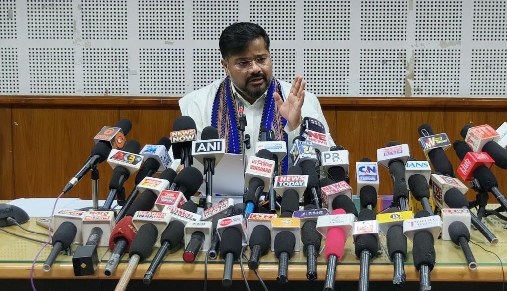 দুর্গাপূজা উপলক্ষ্যে রেশনশপ থেকে বিনামূল্যে চিনি, ময়দা, সুজি দেওয়া হবে: খাদ্যমন্ত্রী