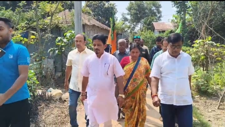 বাংলার বাড়ি বাড়ি ভোট প্রচারে পিনাকী দাস চৌধুরী