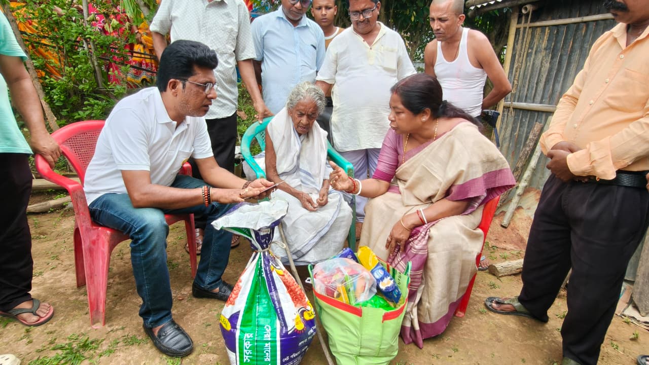 অসহায় সান্তনা বালা দাসের পাশে মুখ্য সচেতক কল্যাণী সাহারায়