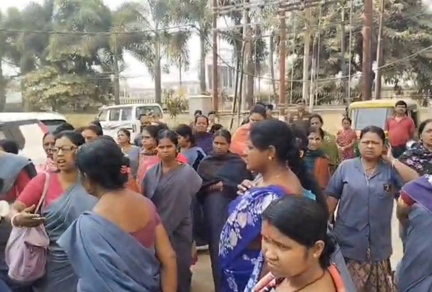 আইজিএম হাসপাতালে কর্মরত সাফাই কর্মীদের বিক্ষোভ