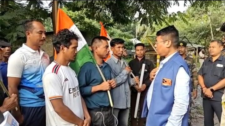 জনজাতি মন্ত্রীর হস্তক্ষেপে অবরোধ প্রত্যাহার প্রাক্তন জঙ্গি গোষ্ঠীর