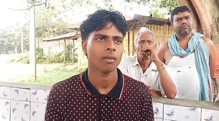 বাংলাদেশি টাকা সহ আটক যুবক 