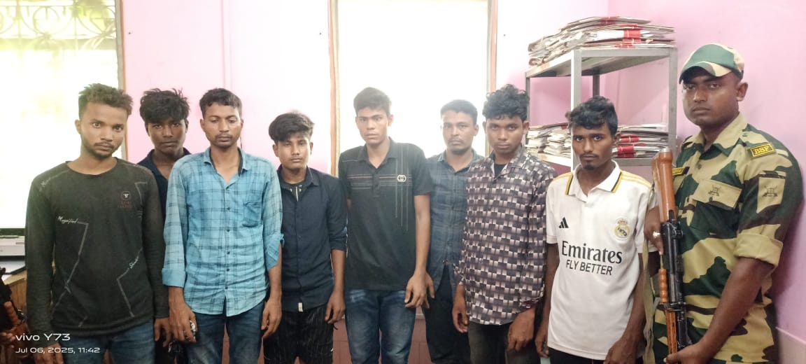 আট বাংলাদেশী আটক