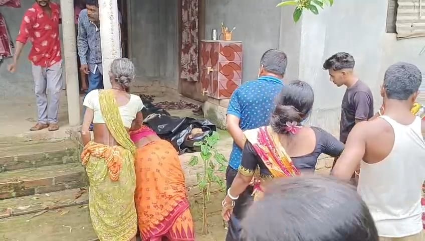 সন্তানকে ঘুম পাড়িয়ে আত্মহত্যা মায়ের 