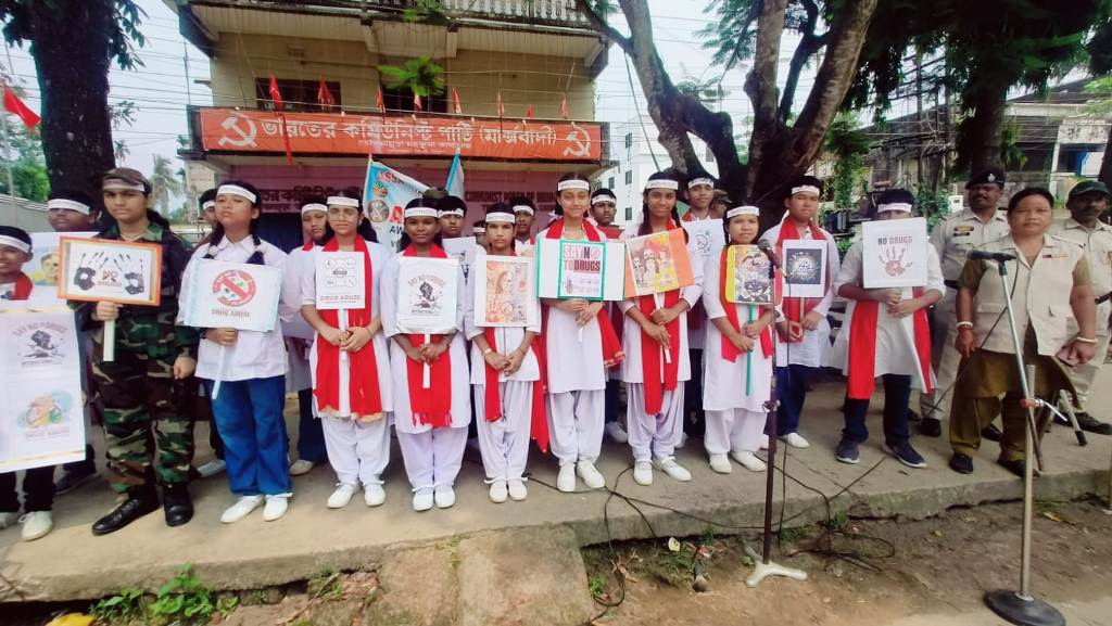 তেলিয়ামুড়ায় ড্রাগ বিরোধী সচেতনতায় আসাম রাইফেল হাই স্কুলের ছাত্র-ছাত্রীরা