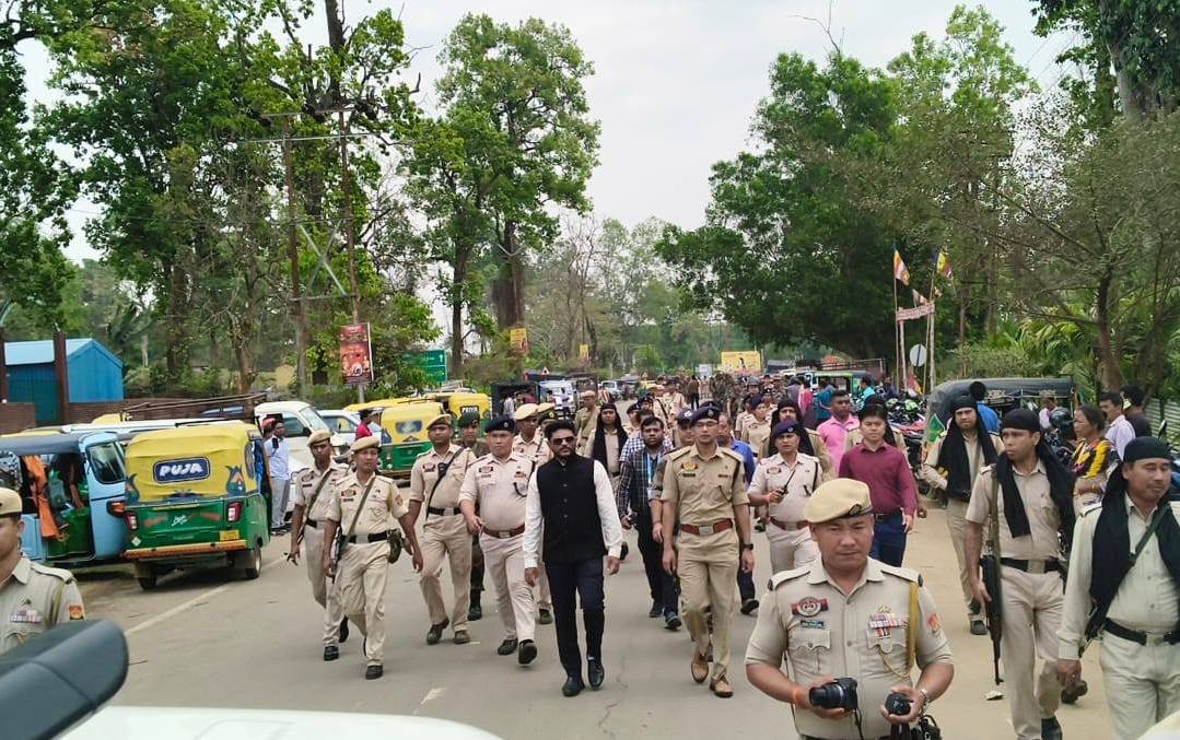 জেলাশাসকের নেতৃত্বে ফ্ল্যাগ মার্চ